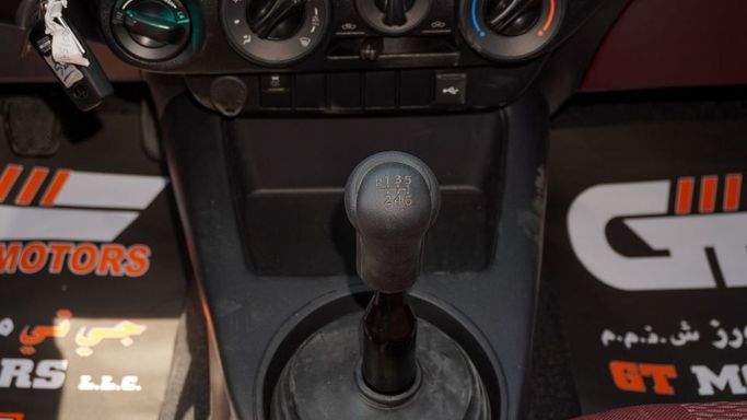 Новый Toyota Hilux VIII Рестайлинг, 2.4 л, 2025 в Дубае от Najem Motors Белый цвет. GCC | AUTO.AE