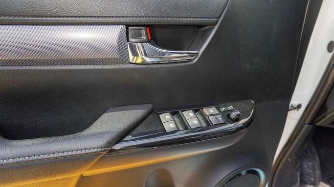 Новый Toyota Hilux VIII Рестайлинг, 4.0 л, 2025 в Дубае от Najem Motors Белый цвет. GCC | AUTO.AE