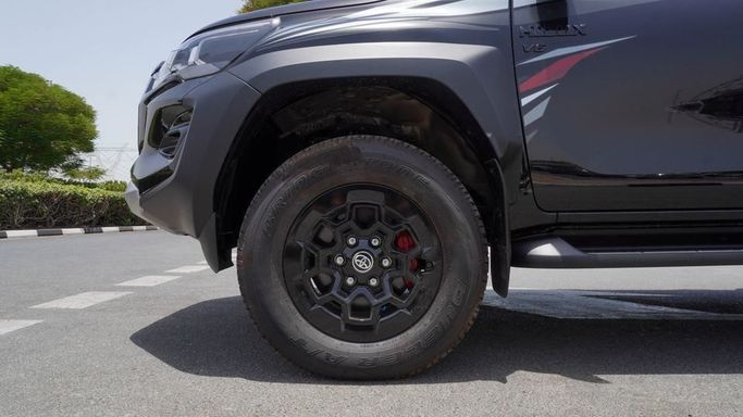 Новый Toyota Hilux VIII Рестайлинг, 4.0 л, 2024 в Дубае от Najem Motors Черный цвет. GCC | AUTO.AE