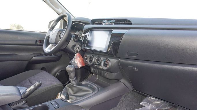 Новый Toyota Hilux VIII Рестайлинг, 2.4 л, 2025 в Дубае от Najem Motors Серый цвет. GCC | AUTO.AE