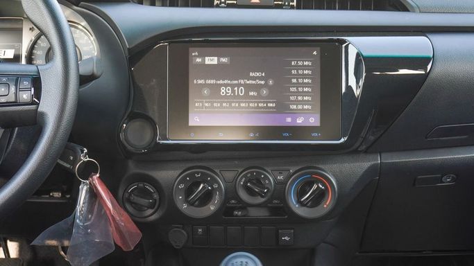 Новый Toyota Hilux VIII Рестайлинг, 2.4 л, 2025 в Дубае от Najem Motors Серый цвет. GCC | AUTO.AE