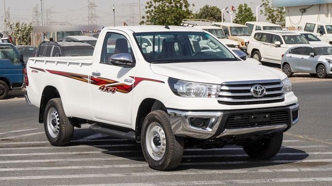 Новый Toyota Hilux Extra Cab VIII Рестайлинг, 2.8 л, 2025 в Дубае от Najem Motors Белый цвет. GCC | AUTO.AE