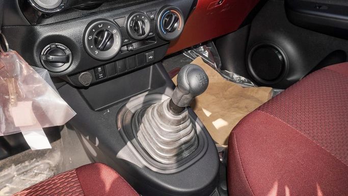 Новый Toyota Hilux Extra Cab VIII Рестайлинг, 2.8 л, 2025 в Дубае от Najem Motors Белый цвет. GCC | AUTO.AE