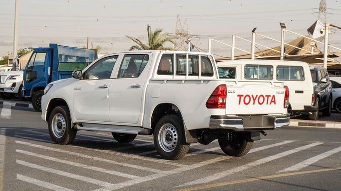 Новый Toyota Hilux VIII Рестайлинг, 2.7 л, 2025 в Дубае от Najem Motors Белый цвет. GCC | AUTO.AE