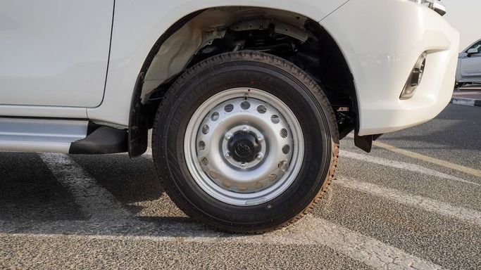 Новый Toyota Hilux VIII Рестайлинг, 2.7 л, 2025 в Дубае от Najem Motors Белый цвет. GCC | AUTO.AE