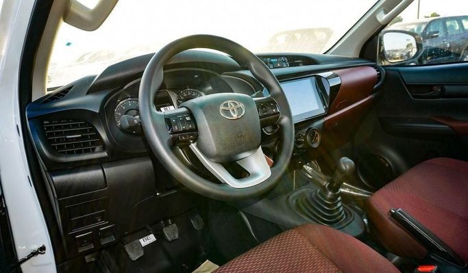 Новый Toyota Hilux Extra Cab VIII Рестайлинг, 2.4 л, 2025 в Дубае от Najem Motors Белый цвет. GCC | AUTO.AE