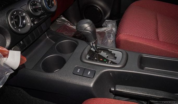 Новый Toyota Hilux VIII Рестайлинг, 2.7 л, 2025 в Дубае от Najem Motors Белый цвет. GCC | AUTO.AE