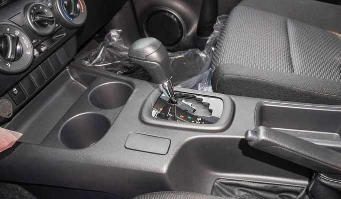 Новый Toyota Hilux VIII Рестайлинг, 2.4 л, 2025 в Дубае от Najem Motors Белый цвет. GCC | AUTO.AE