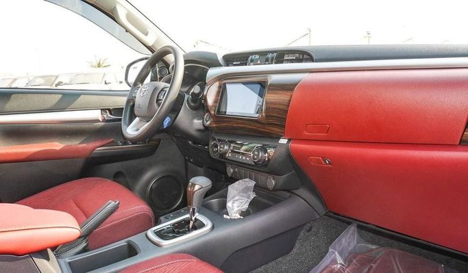 Новый Toyota Hilux VIII Рестайлинг, 2.7 л, 2025 в Дубае от Najem Motors Белый цвет. GCC | AUTO.AE