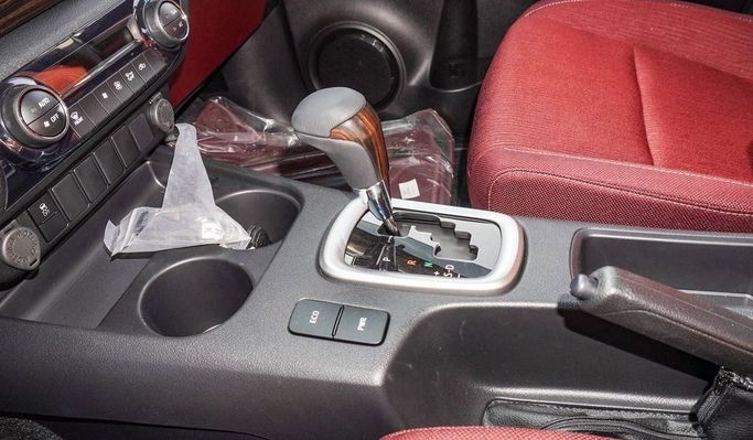 Новый Toyota Hilux VIII Рестайлинг, 2.7 л, 2025 в Дубае от Najem Motors Белый цвет. GCC | AUTO.AE