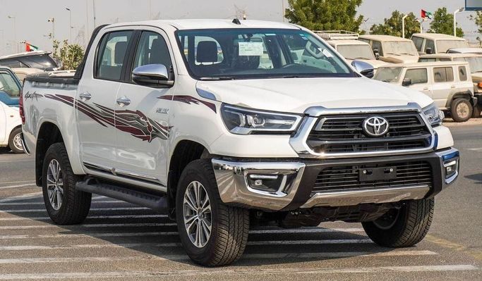 Новый Toyota Hilux VIII Рестайлинг, 2.7 л, 2024 в Дубае от Najem Motors Белый цвет. GCC | AUTO.AE