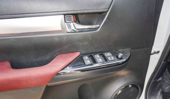 Новый Toyota Hilux VIII Рестайлинг, 2.7 л, 2024 в Дубае от Najem Motors Белый цвет. GCC | AUTO.AE