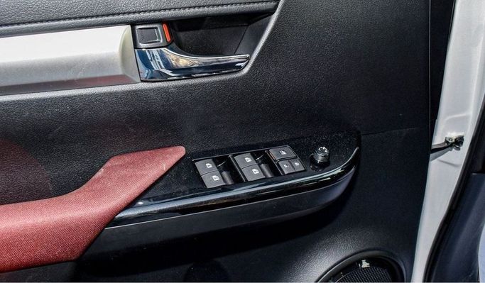 Новый Toyota Hilux VIII Рестайлинг, 2.7 л, 2025 в Дубае от Najem Motors Белый цвет. GCC | AUTO.AE