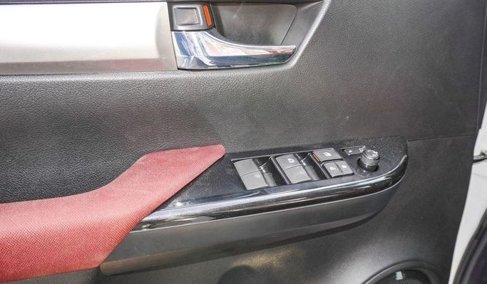 Новый Toyota Hilux VIII Рестайлинг, 2.4 л, 2025 в Дубае от Najem Motors Белый цвет. GCC | AUTO.AE