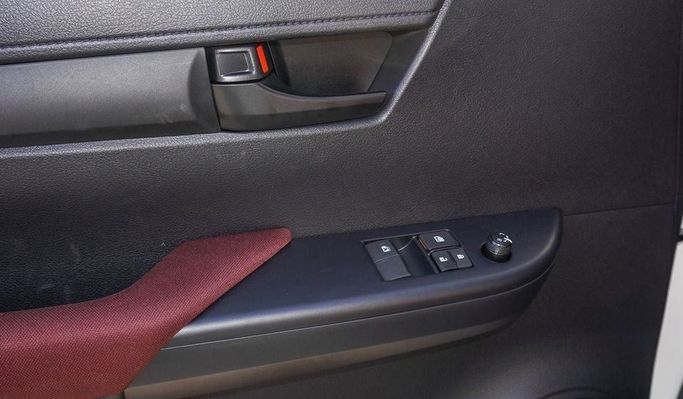 Новый Toyota Hilux Extra Cab VIII Рестайлинг, 2.8 л, 2025 в Дубае от Najem Motors Белый цвет. GCC | AUTO.AE