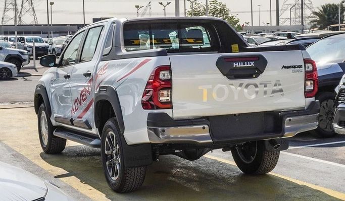 Новый Toyota Hilux VIII Рестайлинг, 4.0 л, 2025 в Дубае от Najem Motors Белый цвет. GCC | AUTO.AE