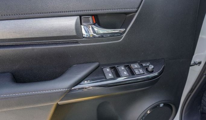 Новый Toyota Hilux VIII Рестайлинг, 4.0 л, 2025 в Дубае от Najem Motors Белый цвет. GCC | AUTO.AE