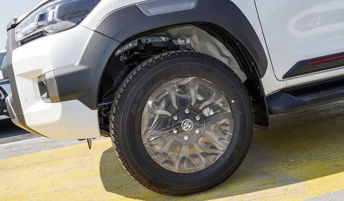 Новый Toyota Hilux VIII Рестайлинг, 4.0 л, 2025 в Дубае от Najem Motors Белый цвет. GCC | AUTO.AE