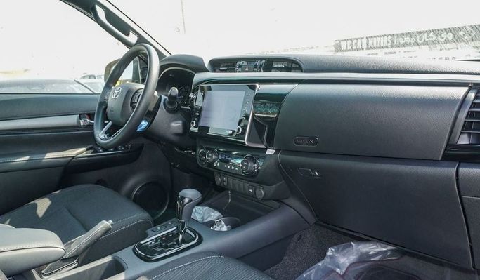 Новый Toyota Hilux VIII Рестайлинг, 4.0 л, 2025 в Дубае от Najem Motors Белый цвет. GCC | AUTO.AE