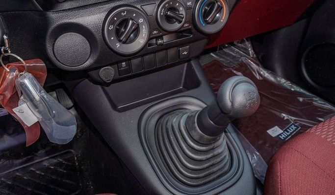 Новый Toyota Hilux Extra Cab VIII Рестайлинг, 2.4 л, 2025 в Дубае от Najem Motors Белый цвет. GCC | AUTO.AE