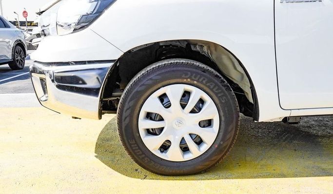 Новый Toyota Hilux Extra Cab VIII Рестайлинг, 2.4 л, 2025 в Дубае от Najem Motors Белый цвет. GCC | AUTO.AE