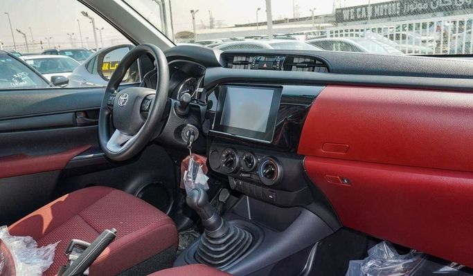 Новый Toyota Hilux Extra Cab VIII Рестайлинг, 2.4 л, 2025 в Дубае от Najem Motors Белый цвет. GCC | AUTO.AE