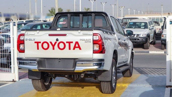 Новый Toyota Hilux VIII Рестайлинг, 2.7 л, 2024 в Дубае от Najem Motors Белый цвет. GCC | AUTO.AE