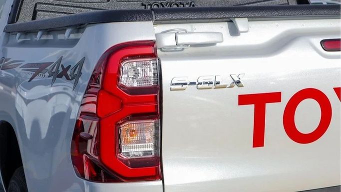 Новый Toyota Hilux VIII Рестайлинг, 2.7 л, 2024 в Дубае от Najem Motors Серебристый цвет. GCC | AUTO.AE