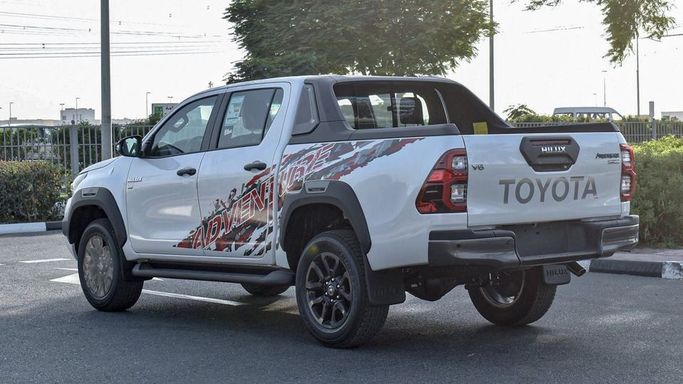 Новый Toyota Hilux VIII Рестайлинг, 4.0 л, 2025 в Дубае от Najem Motors Серый цвет. GCC | AUTO.AE