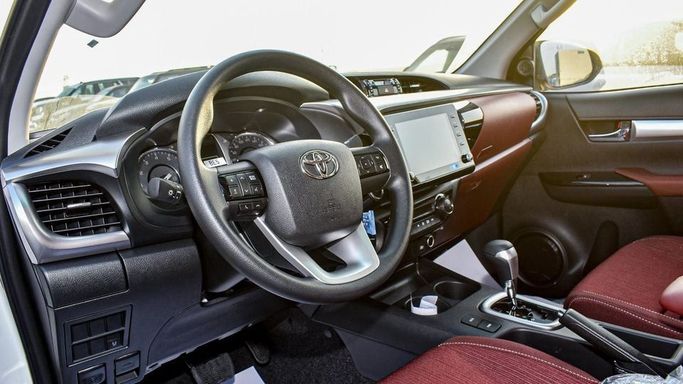 Новый Toyota Hilux VIII Рестайлинг, 2.7 л, 2025 в Дубае от Najem Motors Белый цвет. GCC | AUTO.AE