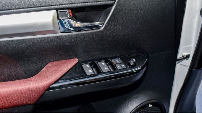 Новый Toyota Hilux VIII Рестайлинг, 2.7 л, 2025 в Дубае от Najem Motors Белый цвет. GCC | AUTO.AE