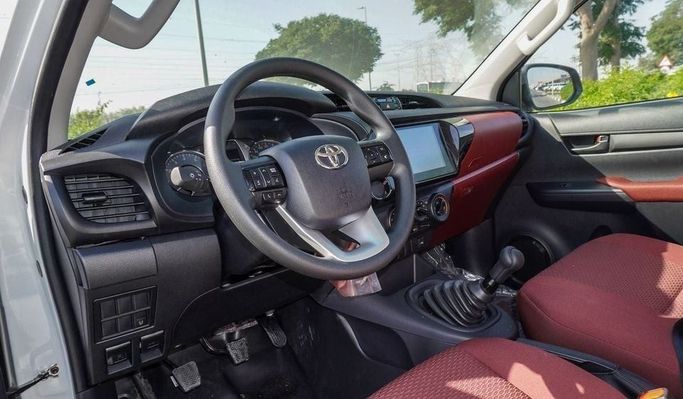 Новый Toyota Hilux Extra Cab VIII Рестайлинг, 2.4 л, 2025 в Дубае от Najem Motors Белый цвет. GCC | AUTO.AE