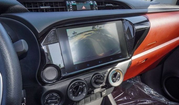 Новый Toyota Hilux Extra Cab VIII Рестайлинг, 2.4 л, 2025 в Дубае от Najem Motors Белый цвет. GCC | AUTO.AE