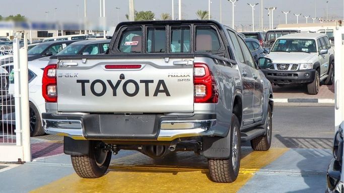 Новый Toyota Hilux VIII Рестайлинг, 2.7 л, 2024 в Дубае от Najem Motors Серебристый цвет. GCC | AUTO.AE