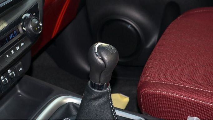 Новый Toyota Hilux VIII Рестайлинг, 2.7 л, 2024 в Дубае от Najem Motors Серебристый цвет. GCC | AUTO.AE