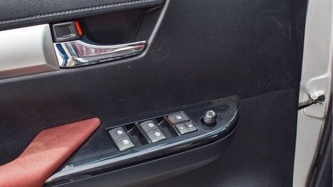 Новый Toyota Hilux VIII Рестайлинг, 2.7 л, 2024 в Дубае от Najem Motors Серебристый цвет. GCC | AUTO.AE