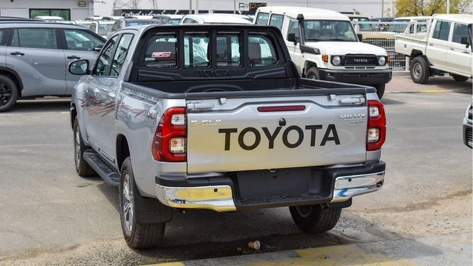 Новый Toyota Hilux VIII Рестайлинг, 2.7 л, 2024 в Дубае от Najem Motors Серебристый цвет. GCC | AUTO.AE