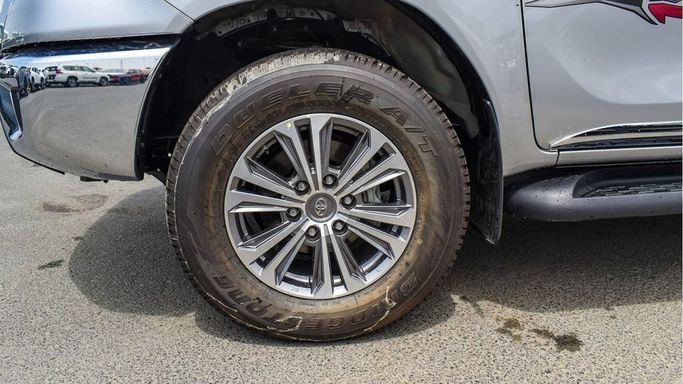 Новый Toyota Hilux VIII Рестайлинг, 2.7 л, 2024 в Дубае от Najem Motors Серебристый цвет. GCC | AUTO.AE