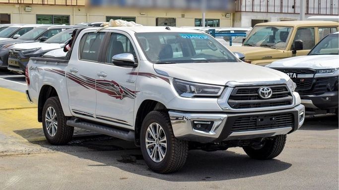 Новый Toyota Hilux VIII Рестайлинг 2, 2.7 л, 2024 в Дубае от Najem Motors Белый цвет. GCC | AUTO.AE