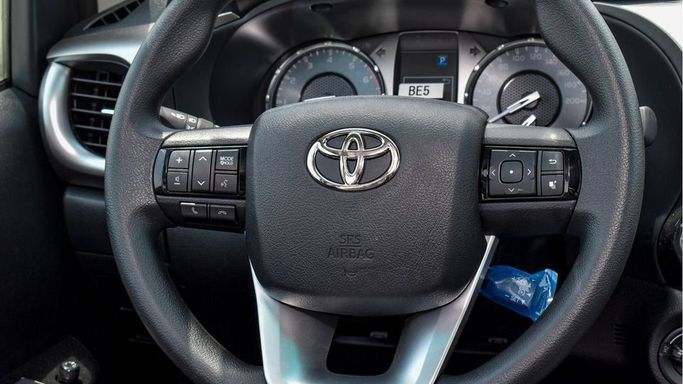Новый Toyota Hilux VIII Рестайлинг 2, 2.7 л, 2024 в Дубае от Najem Motors Белый цвет. GCC | AUTO.AE
