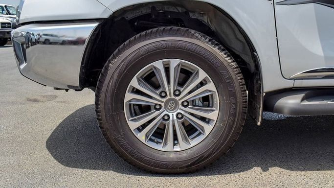 Новый Toyota Hilux VIII Рестайлинг 2, 2.7 л, 2024 в Дубае от Najem Motors Белый цвет. GCC | AUTO.AE