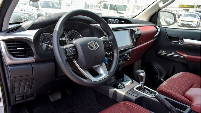 Новый Toyota Hilux VIII Рестайлинг 2, 2.7 л, 2024 в Дубае от Najem Motors Белый цвет. GCC | AUTO.AE