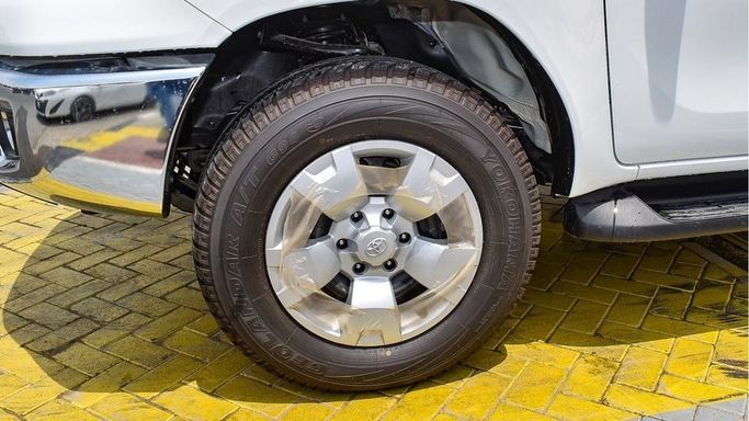 Новый Toyota Hilux VIII Рестайлинг, 2.4 л, 2024 в Дубае от Najem Motors Белый цвет. GCC | AUTO.AE