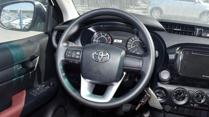 Новый Toyota Hilux VIII Рестайлинг, 2.4 л, 2024 в Дубае от Najem Motors Белый цвет. GCC | AUTO.AE