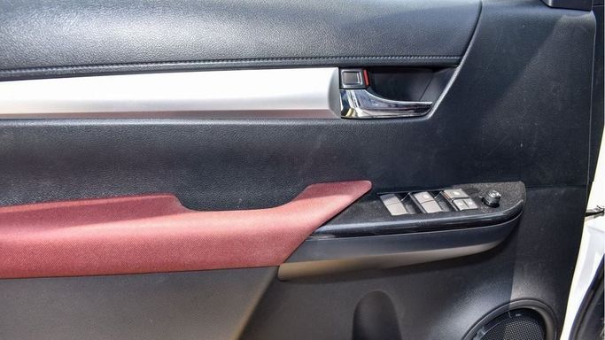 Новый Toyota Hilux VIII Рестайлинг, 2.7 л, 2024 в Дубае от Najem Motors Белый цвет. GCC | AUTO.AE