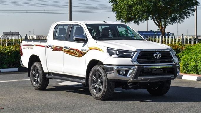 Новый Toyota Hilux VIII Рестайлинг 2, 2.7 л, 2024 в Дубае от Najem Motors Белый цвет. GCC | AUTO.AE