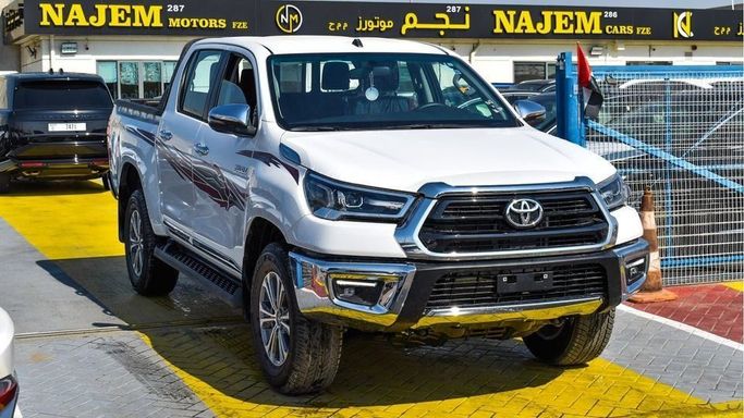 Новый Toyota Hilux VIII Рестайлинг, 2.7 л, 2024 в Дубае от Najem Motors Белый цвет. GCC | AUTO.AE