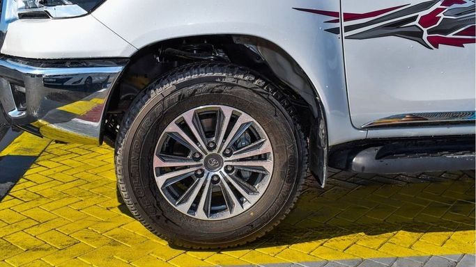 Новый Toyota Hilux VIII Рестайлинг, 2.7 л, 2024 в Дубае от Najem Motors Белый цвет. GCC | AUTO.AE