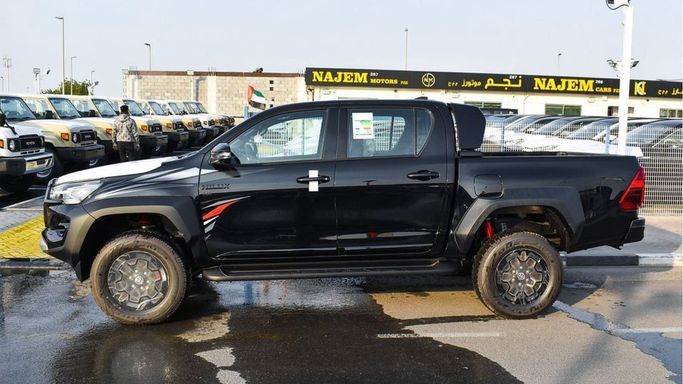 Новый Toyota Hilux VIII Рестайлинг, 4.0 л, 2024 в Дубае от Najem Motors Черный цвет. GCC | AUTO.AE