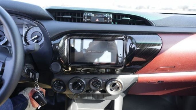 Новый Toyota Hilux Extra Cab VIII Рестайлинг, 2.4 л, 2023 в Дубае от Najem Motors Белый цвет. GCC | AUTO.AE